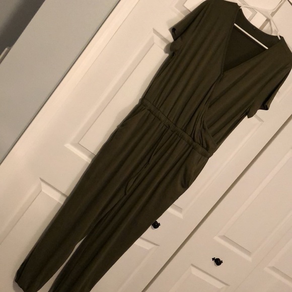 Green jumpsuit with side pockets - Picture 2 of 4